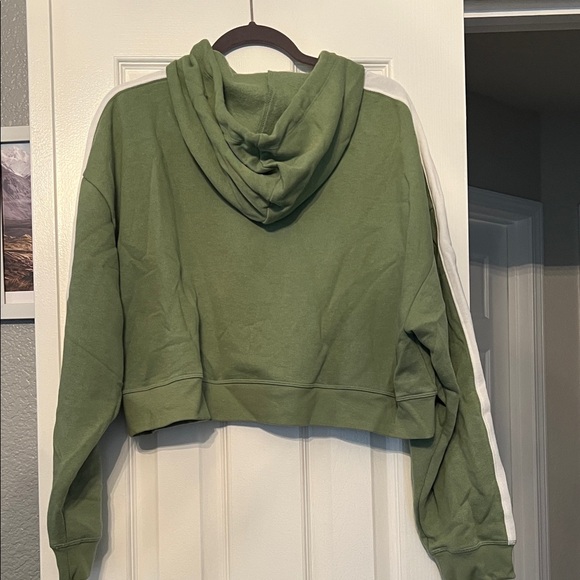 NWOT VS PINK CROP HOODIE W/SHORTS SET - Picture 4 of 11